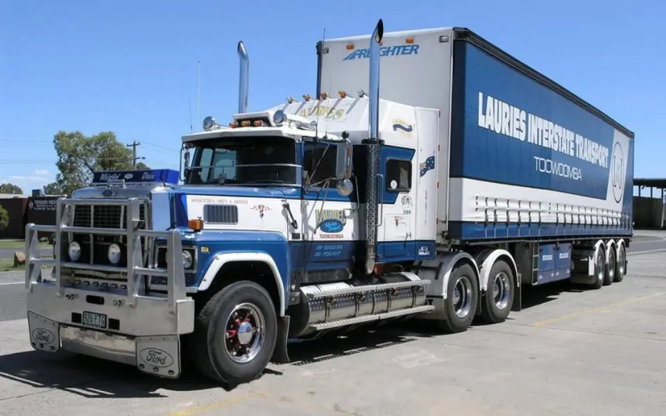 దేశీయ ట్రక్కులు వాటి ఎగ్జాస్ట్ పైపులను ఎందుకు పైకి చూపవు?